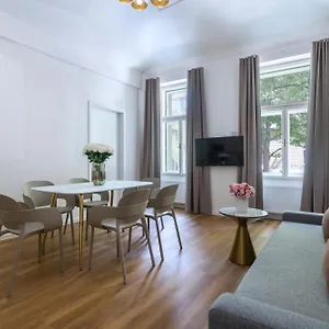 Encore Boutique By Dwellfort Praha